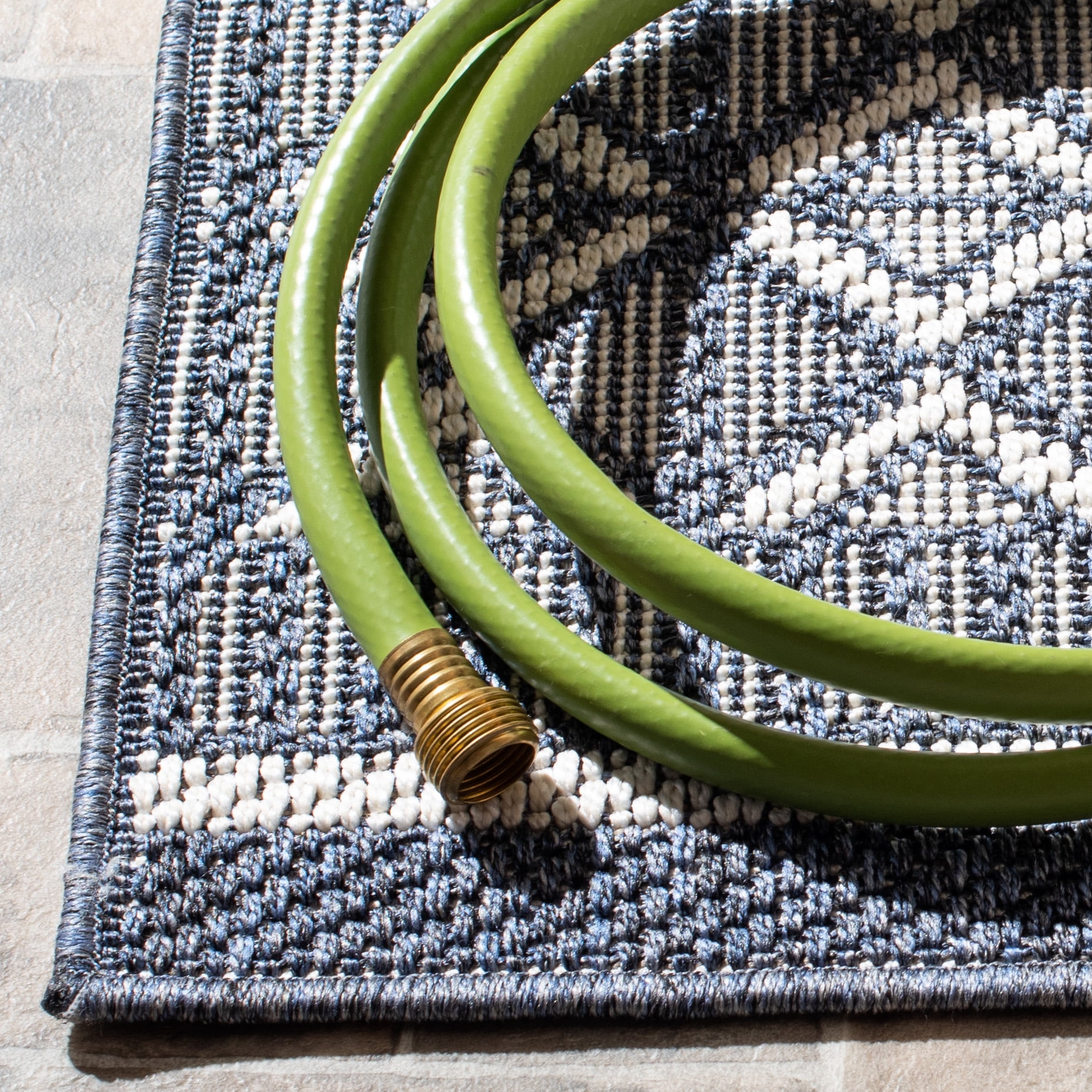 SAFAVIEH Machine Washable Rug Indoor/Outdoor Bermuda Collection - Bermuda Jacinth Geometric Machine Washable Indoor/Outdoor Area Rug, Navy/Cream, 8' x 10'