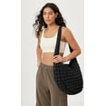 thumbnail image 2 of Bolsa de mano acolchada ODODOS para mujer, color negro, 2 of 6