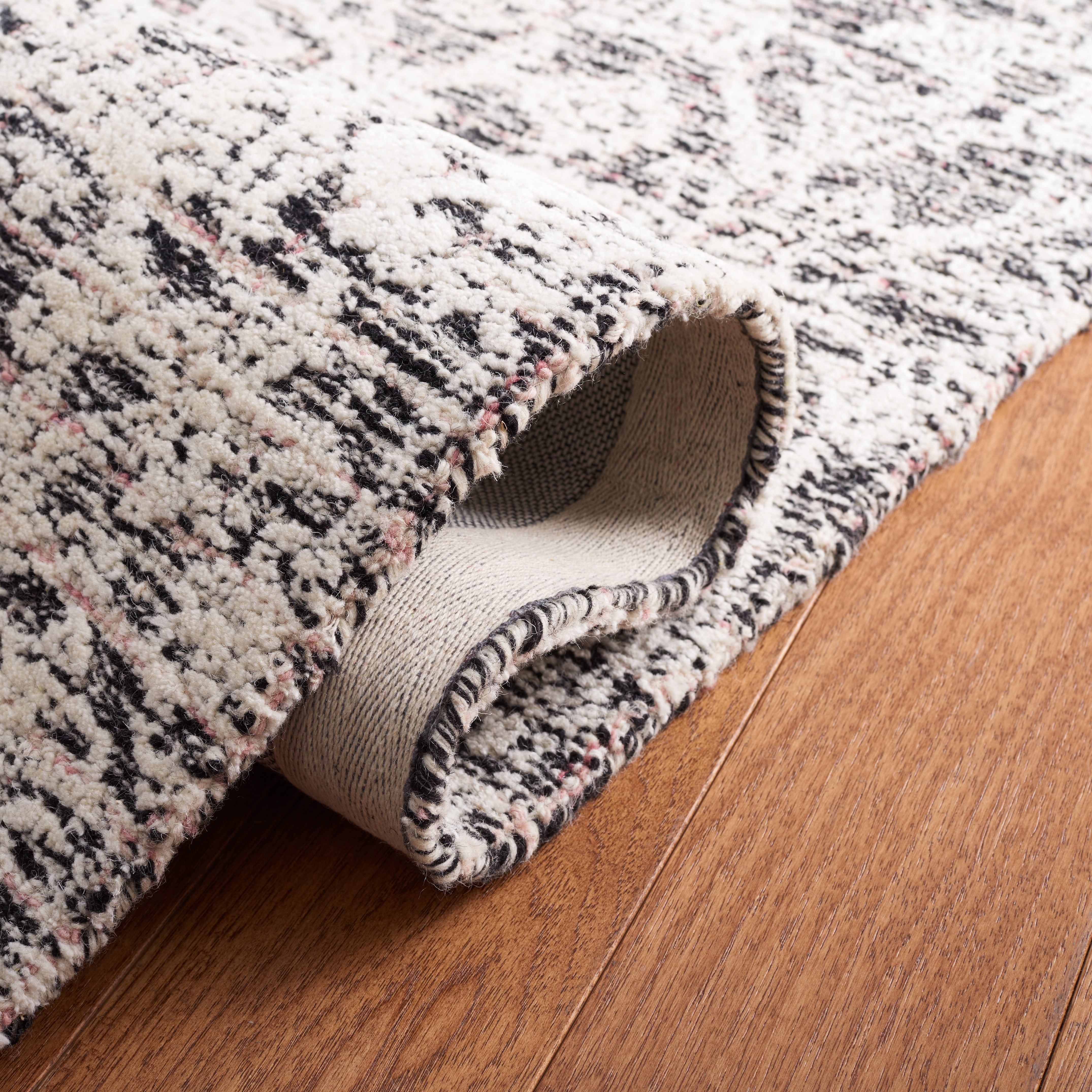 SAFAVIEH Metro Aideen Distressed Area Rug, Black/Ivory, 4' x 6'