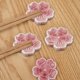 thumbnail image 5 of Elegantes palillos de cerámica con forma de flor de cerezo, cuchara para cenar, cuchillo y tenedor vertical, palillos con forma de flor de cerezo (juego de 6), 5 of 5