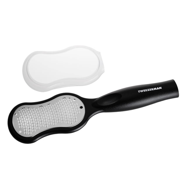 rascador de pies tweezerman para pedicura, acero inoxidable herramienta de pedicura con placa de acero inoxidable perforada en óvalo y mango ergonómico negro con logo Tweezerman; incluye tapa transparente de almacenamiento y suele usarse también para alisar pequeñas áreas de piel seca.