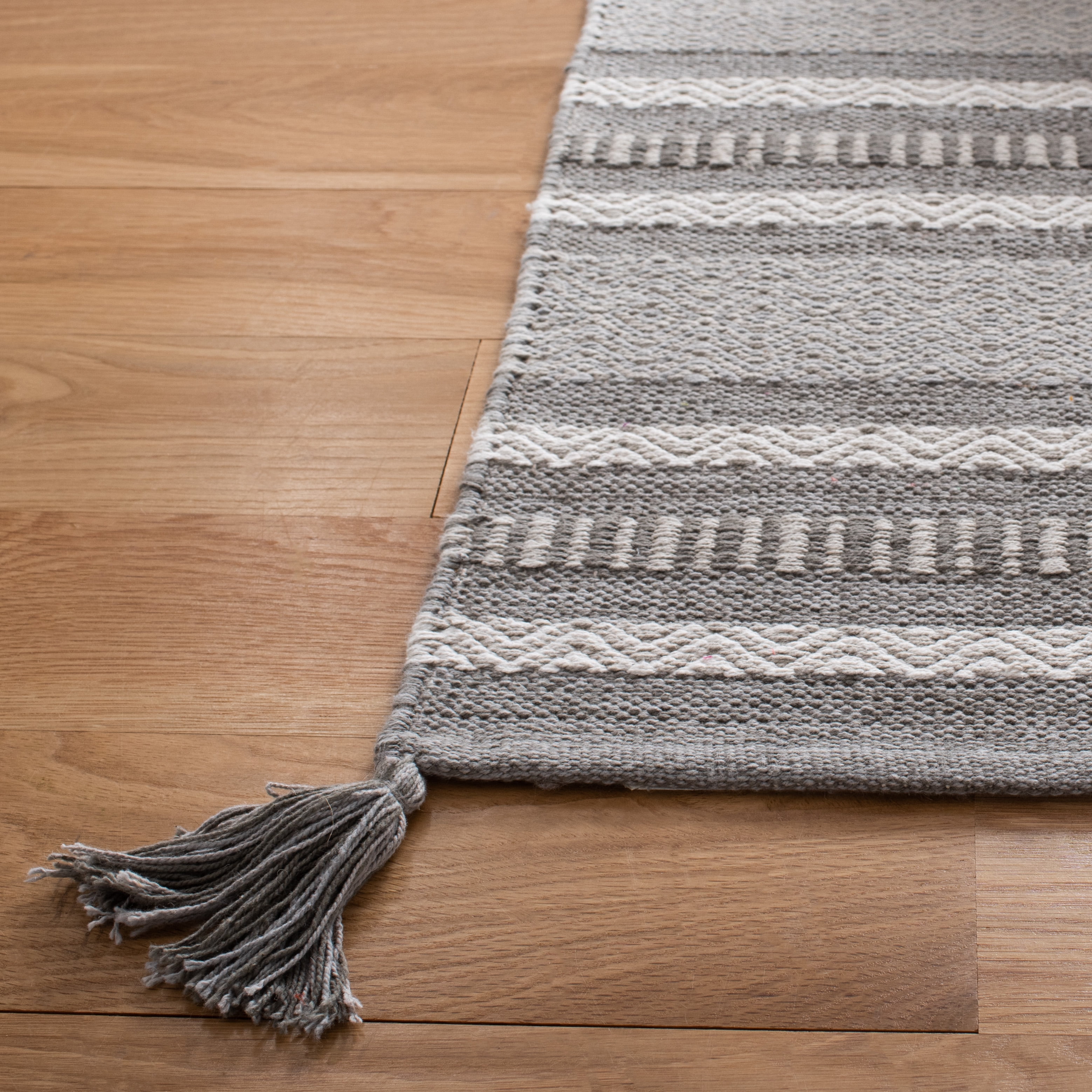 SAFAVIEH Montauk Ben Striped Cotton Area Rug, Grey/Ivory, 6' x 6' Square