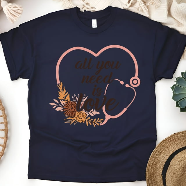 T-Shirt Graphique All You Need Is Love avec Design de Cœur et Stéthoscope, Marine, Taille M