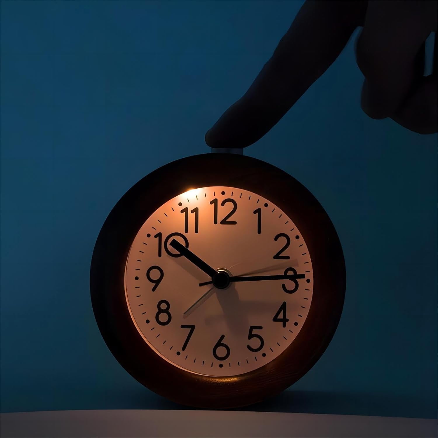 CATPAN Analog Wood Alarm Clock, Round Non Ticking Silent with Arabic Numerals Night Light Snooze Function Battery Operated Easy to Use for Desktop Bedroom Bedside (Yellow)