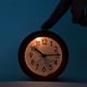 thumbnail image 3 of Reloj despertador analógico de madera, redondo, silencioso, con números arábigos, luz nocturna, función de repetición, funciona con pilas, 3 of 5