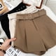 thumbnail image 3 of Qarigey Pantalones cortos casuales Ropa de mujer Pantalones sueltos Lavable Estilo simple Diseño elegante Ajustable Pierna ancha Traje de dama Prendas para la parte inferior del cuerpo Caqui METRO, 3 of 6