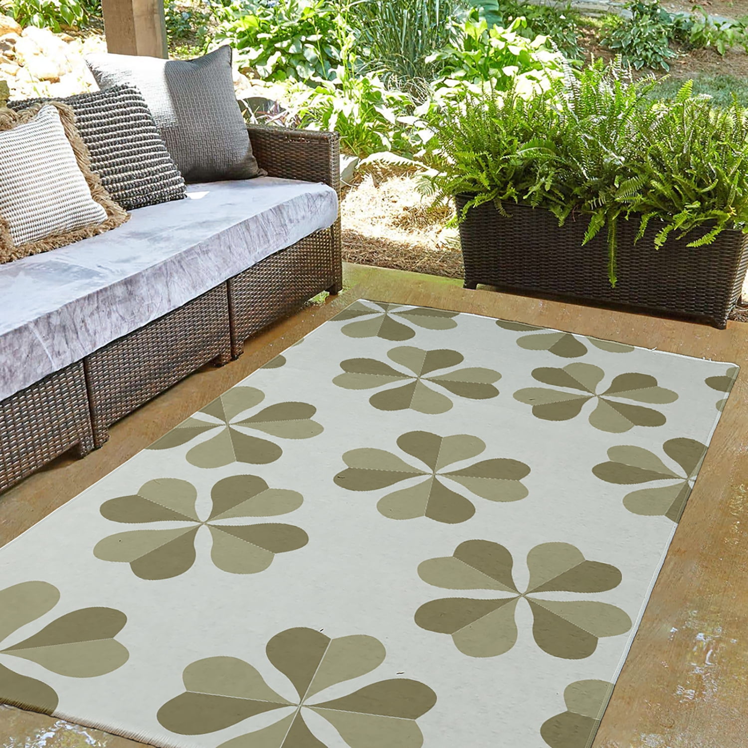 Simply Daisy 3' x 5' Sustainable Green Lucky Patch St. Patrick's Day Chenille Indoor/Outdoor Rug