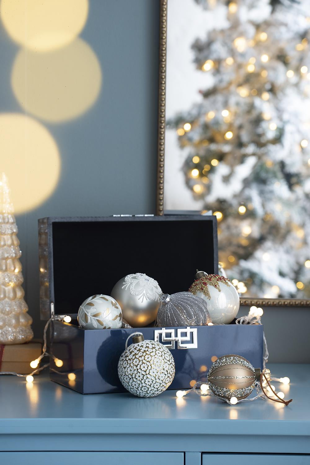 Set of 4 Glass Christmas Ball Ornaments with Glitter and Painting Design by Riccardo Tree Decor