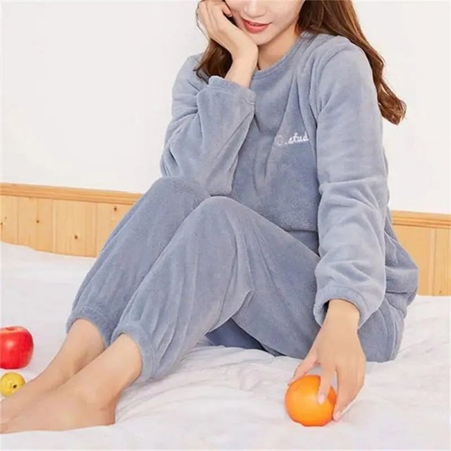 Pyjama en Flanelle Automne Hiver pour Femmes Deux Pièces Ample Décontracté Vêtements de Maison Nouveau Col Rond Pyjama Simple en Polaire Corail Rayé pour Femmes