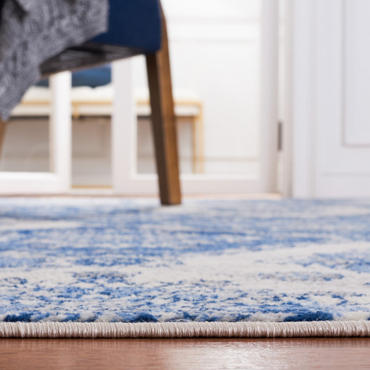 SAFAVIEH Brentwood Joisee Oriental Area Rug, 6'7" x 6'7" Square, Ivory/Blue