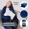 thumbnail image 3 of Manta portátil Super Blanky para mujeres y hombres, color azul marino, 3 of 8