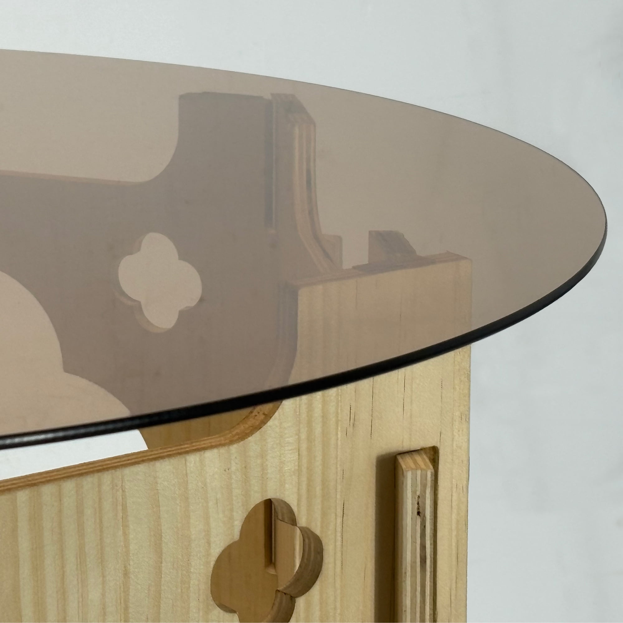 31.1-Inch Round Tempered Glass Coffee Table with Floral Hollow Wood Base, Farmhouse Center Tea Table for Living Room, Natural and Caramel