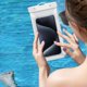thumbnail image 1 of Bolsa impermeable universal para teléfono | Funda transparente IPX8 de PVC para smartphones hasta 6.5" | Acceso a pantalla táctil | Para natación, playa, viajes | Incluye cordón | Colores múltiples, 1 of 6