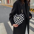 thumbnail image 4 of Bolso de piel de felpa con forma de corazón Hugtrwg Bolso pequeño con asa superior tablero de ajedrez, 4 of 9