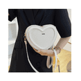 thumbnail image 5 of Bolso Bandolera Forma Corazón Belug Blanco, 5 of 5