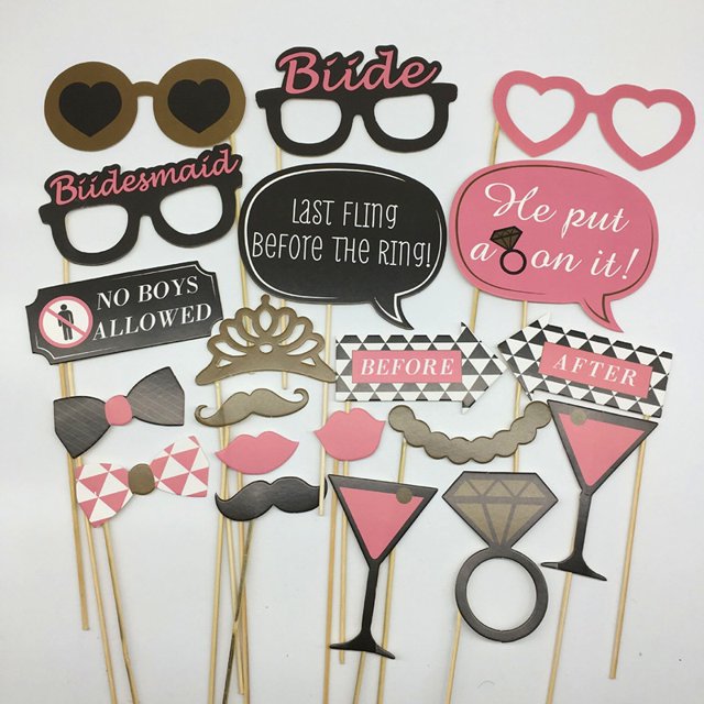 Step into se especializa en accesorios fotográficos para despedidas de soltero, bodas, vasos divertidos, bigotes de papel y artículos para fiestas de cumpleaños.