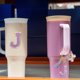 thumbnail image 5 of Juego de accesorios Uxcell para taza con asa, que incluye cubierta de silicona para popote, bota, tapón a prueba de derrames, encanto de asa, etiqueta de iniciales letra J, 5 of 7