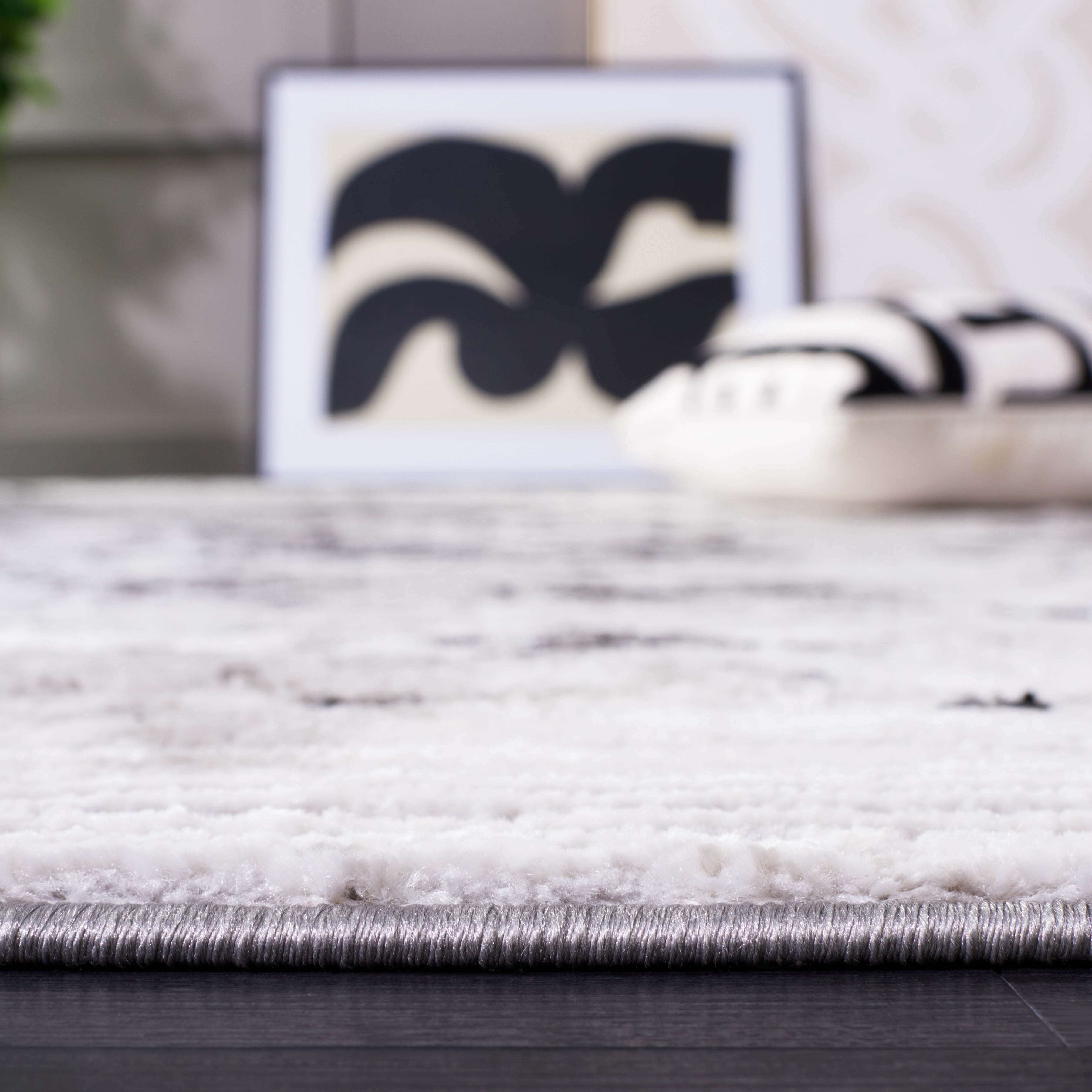 SAFAVIEH Meadow Moema Distressed Area Rug, Grey/Black, 5'3" x 7'6"