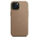 thumbnail image 5 of Funda Apple iPhone 15 FineWoven con MagSafe, color marrón, 5 of 7