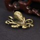 thumbnail image 4 of Pequeño adorno de pulpo de latón. Adorno de latón. Decoración de escritorio con forma de pulpo., 4 of 8