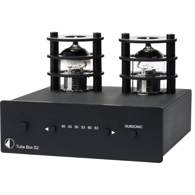 preamplificador phono pro-ject tube box s2 pure-tube mm/mc negro, vista frontal centrada con dos tubos ECC83 en jaulas superiores, chasis negro mate tipo sándwich, perillas frontales para ajuste de ganancia y filtro subsonic y marcador de selección de impedancia (40–63).