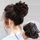 thumbnail image 1 of Pieza de pelo de moño desordenado para mujer, coleteros ondulados y rizados, moño con clip en garra (marrón oscuro), 1 of 5