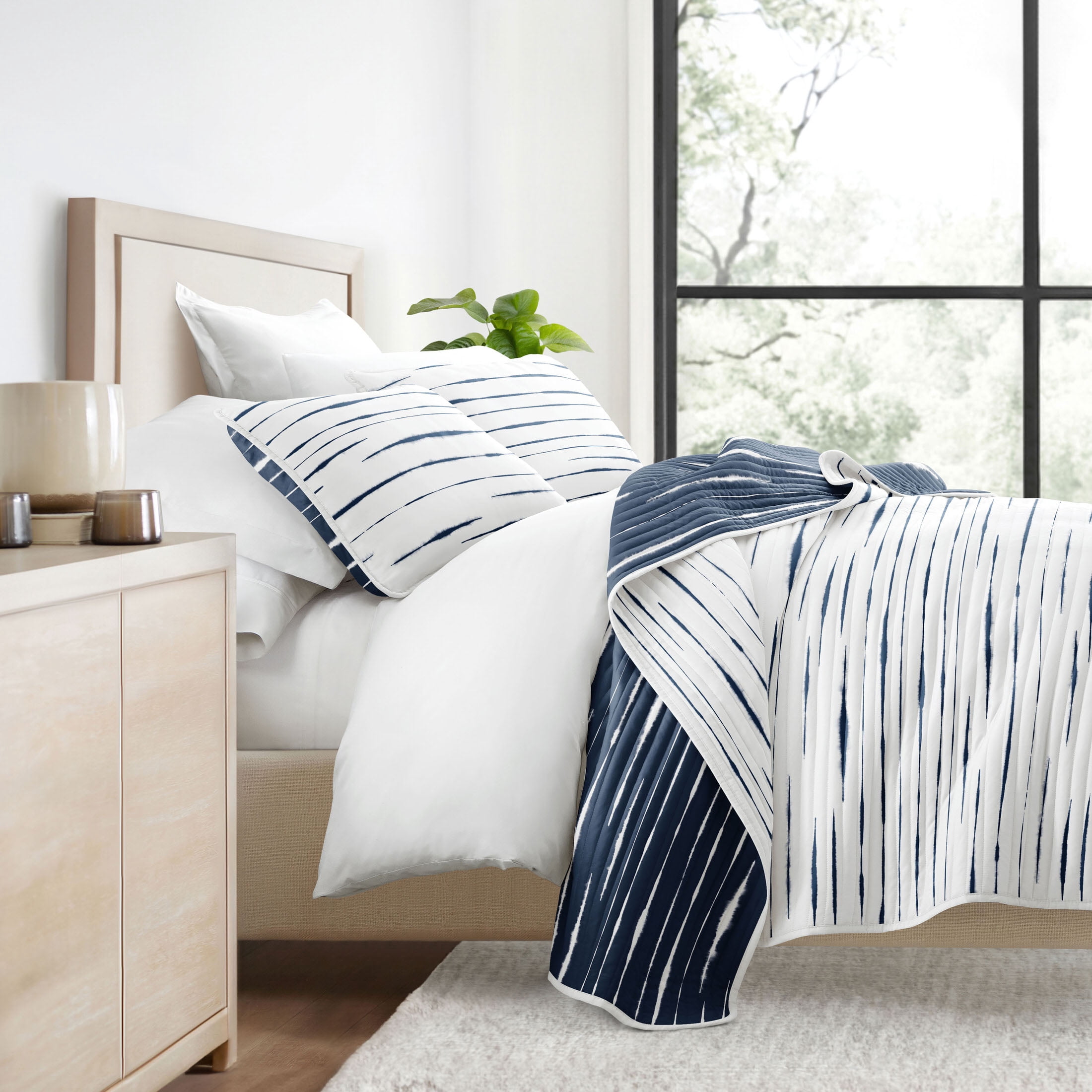 Lightweight Reversible Quilt Sets in Navy Horizon Patterned Coverlet for King/Cal King Size Beds by Comfort Canopy