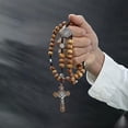 thumbnail image 3 of Rosario católico de madera hecho a mano, collar con colgante de cruz, cuentas de oración cristiana, medalla de San Benito, cuentas de rosario católico para mujeres y hombres, 3 of 4