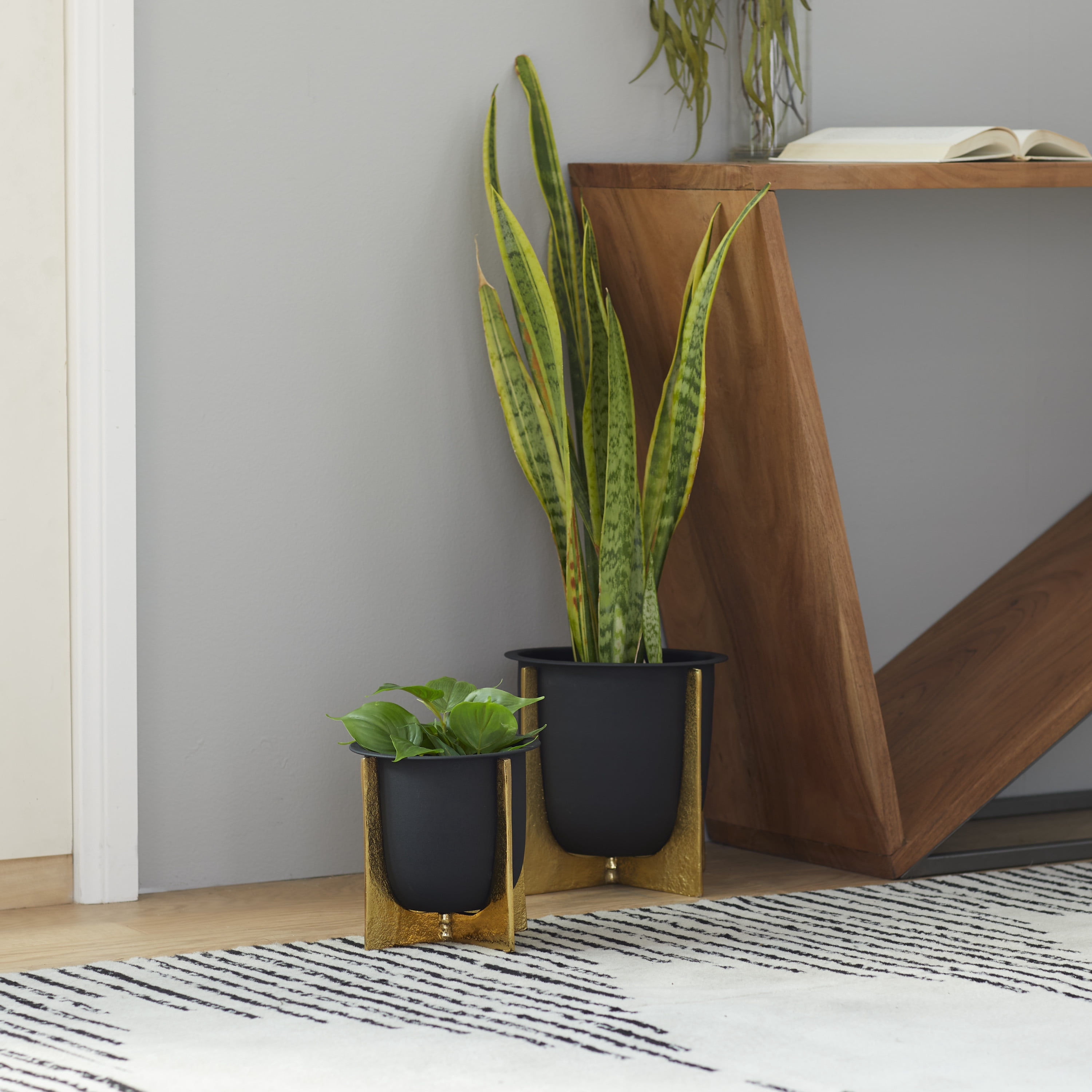 DecMode 9", 7"H Indoor Outdoor Black Metal Planter with Removable Gold Stand (2 Count)