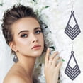 thumbnail image 4 of Fiudx Pendientes de Madera, Elegante Diseño Geométrico Hueco, Accesorio Ligero y Versátil, Forma Cuadrada Única, Prenda de Moda, para Uso Diario Informal, Disponible En 8 Colores., 4 of 5