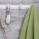 thumbnail image 2 of Perchero de pared blanco elegante, ganchos para abrigos resistentes de aluminio macizo, material inoxidable para montaje en pared, fácil de instalar con todos los herrajes necesarios incluidos para, 2 of 5