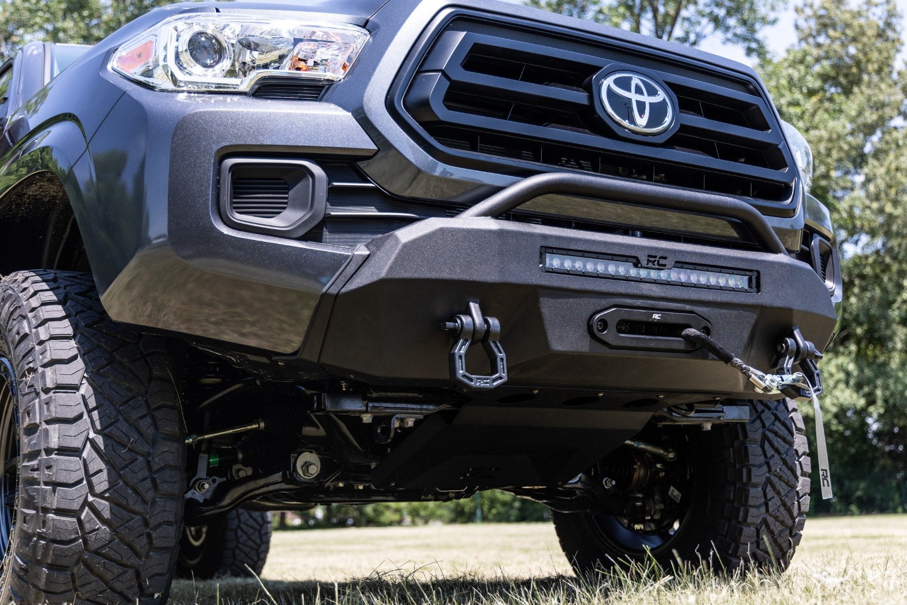 Rough Country Hybrid Front Bumper w/9500s Winch for 16-23 Toyota Tacoma - 10714
