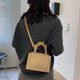 thumbnail image 3 of Bolso bandolera Bolso cuadrado pequeño de Pu clásico retro para mujer, bandolera con correa ajustable (camello), 3 of 3