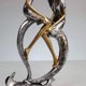 thumbnail image 3 of Escultura estilizada de pareja besándose | Figura romántica de resina con detalles dorados | Regalo de aniversario y boda | Decoración moderna para sala de estar o dormitorio, 3 of 5