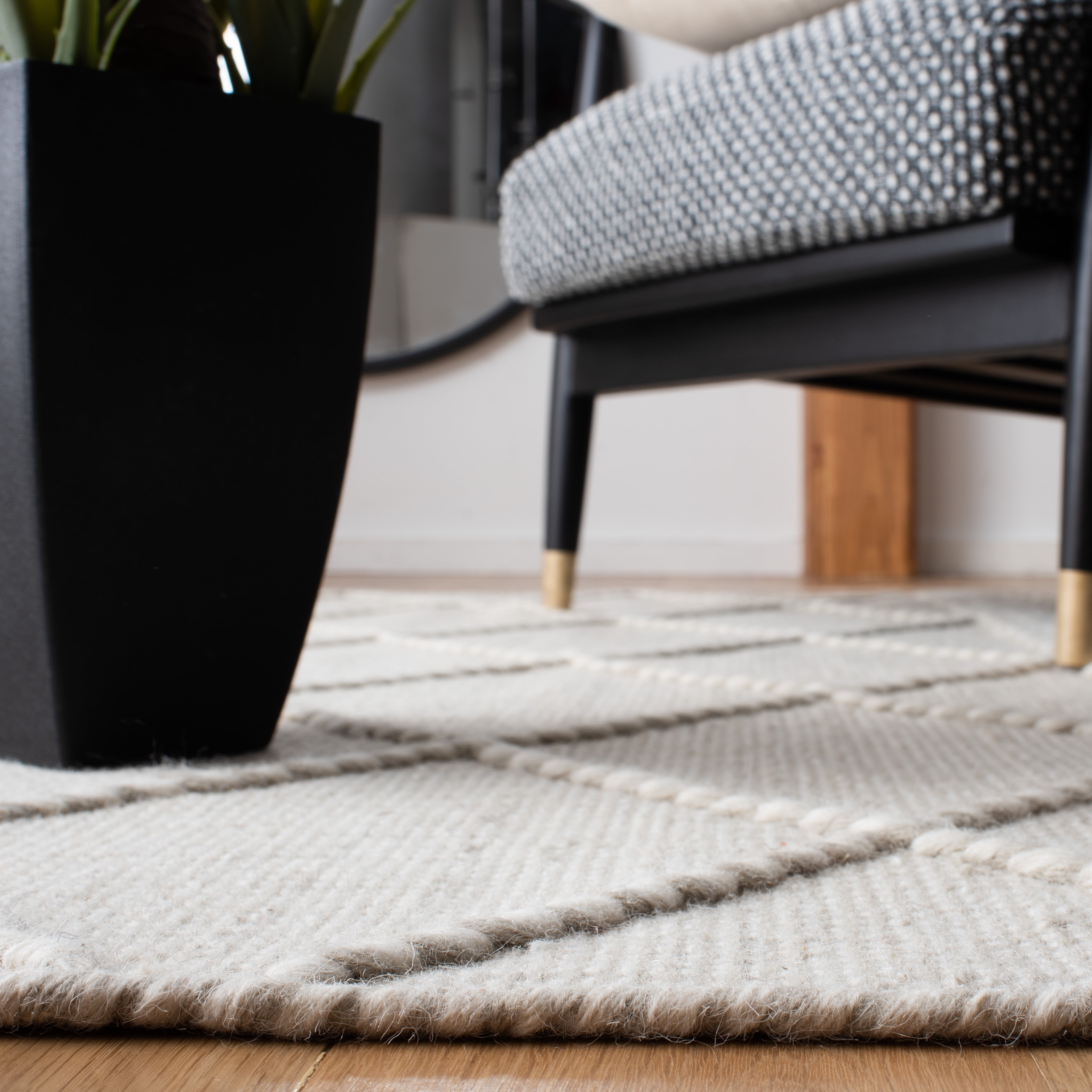 SAFAVIEH Casablanca Roswell Geometric Runner Rug, Silver/Ivory, 2'3" x 8'