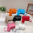 thumbnail image 4 of Bolso pequeño a cuadros para mujer, nuevo estilo de tendencia 2025, versión coreana, bolso de mujer a la moda, bolso de cadena para mujer, bolso bandolera., 4 of 4