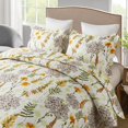 thumbnail image 2 of Juego de cubrecama NEWLAKE tamaño king con estampado floral amarillo reversible, 2 of 9