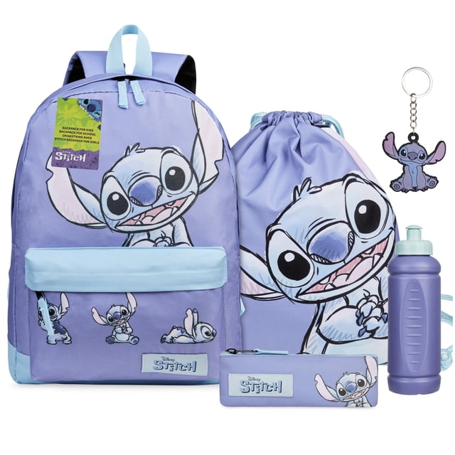 set escolar disney stitch 5 piezas mochila 40x28x13 cm set escolar con mochila 40x28x13 cm, bolsa con cordón 33x28 cm, estuche para lápices, botella 470 ml y llavero; vista frontal de la mochila centrada con gran estampado de Stitch, bolsillo frontal con cierre y correas acolchadas ajustables; a la derecha la bolsa con cordón coordinada, delante el estuche y la botella morada, llavero arriba a la derecha; la bolsa con cordón es adecuada para actividades deportivas o salidas rápidas.