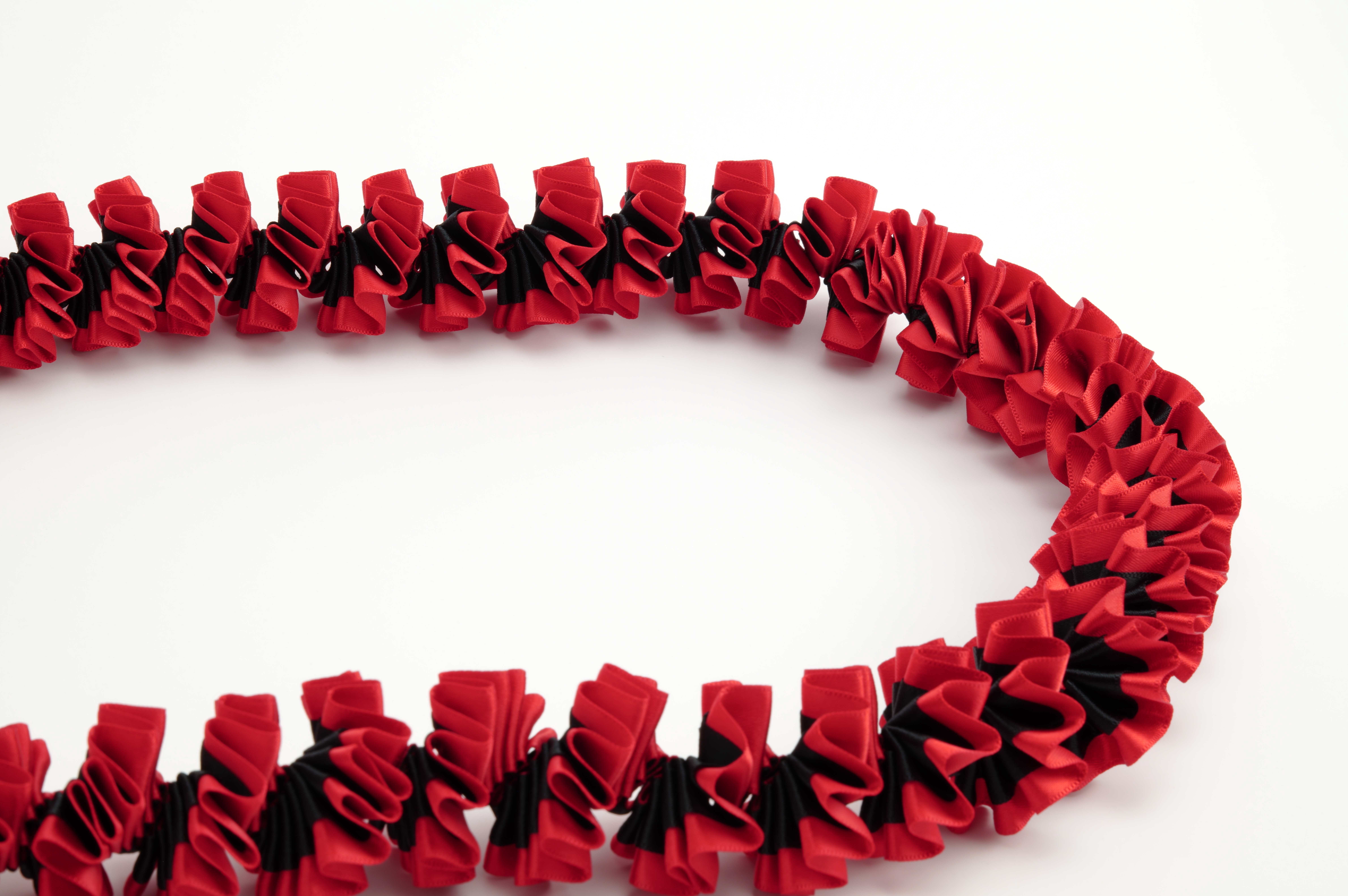 Maxport Corporation Ribbon Lei Black/red