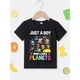thumbnail image 2 of Camiseta de verano para niños, cuello redondo, 100 % algodón, corte regular con ligera elasticidad, estampado informal con letras, detalle de aplique y diseño "Just a Boy Who Loves Planets"., 2 of 7