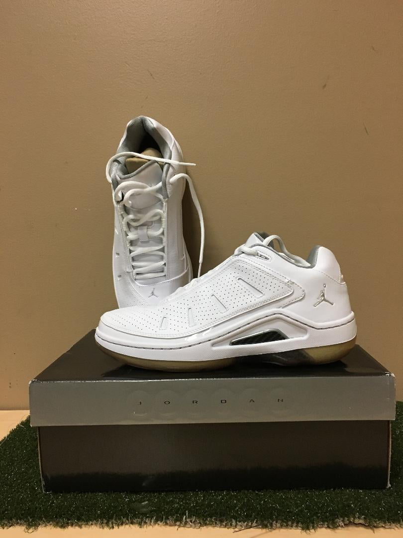 NEW IN BOX NIKE JORDAN ESTERNO LOW 9.5 WHITE/METALLIC SILVER BASKETBALL  SHOES - Walmart.com