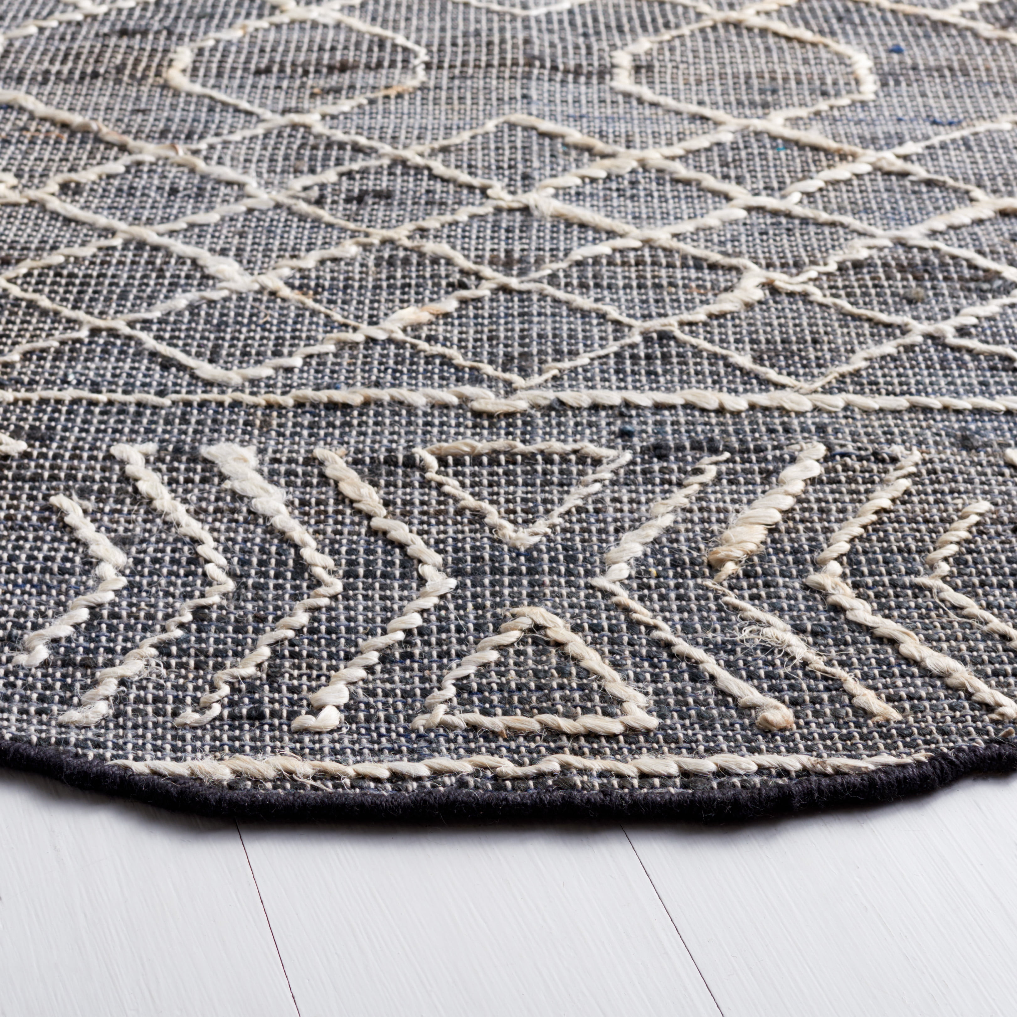 SAFAVIEH Natural Fiber Joleen Geometric Area Rug, Black/Ivory, 6' x 6' Round