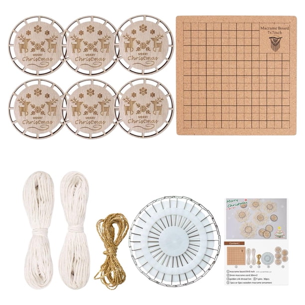 Rodajas de madera redondas con trozos de madera de cuerda para hacer adornos navideños con el kit de manualidades DIY. Set C