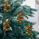 thumbnail image 3 of Adornos navideños artesanales decorativos para el árbol, monogramas decorativos acrílicos 2D con gorro de Papá Noel, 26 letras, adornos navideños colgantes para manualidades, decoración navideña para, 3 of 5