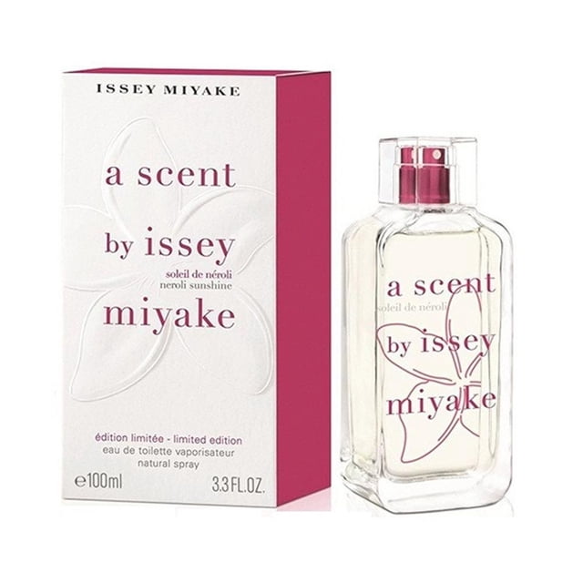 perfume a scent de issey miyake edt 100 ml Fragancia para mujer en frasco rectangular de vidrio transparente con atomizador rosa y tapón claro, etiqueta frontal y dibujo floral en rosa; incluida caja blanca y rosa de 100 ml, eau de toilette.