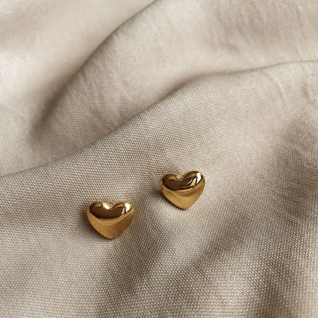Hermosos pendientes de botón de acero de titanio y oro de 18 quilates para mujer, piercing para la oreja con forma de nicho, pendientes pequeños con forma de corazón de melocotón, joyería