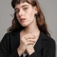 thumbnail image 3 of Pendientes colgantes shaofei con diseño de cara abstracta estilo VINTAGE negro con tachuelas huecas, 3 of 5