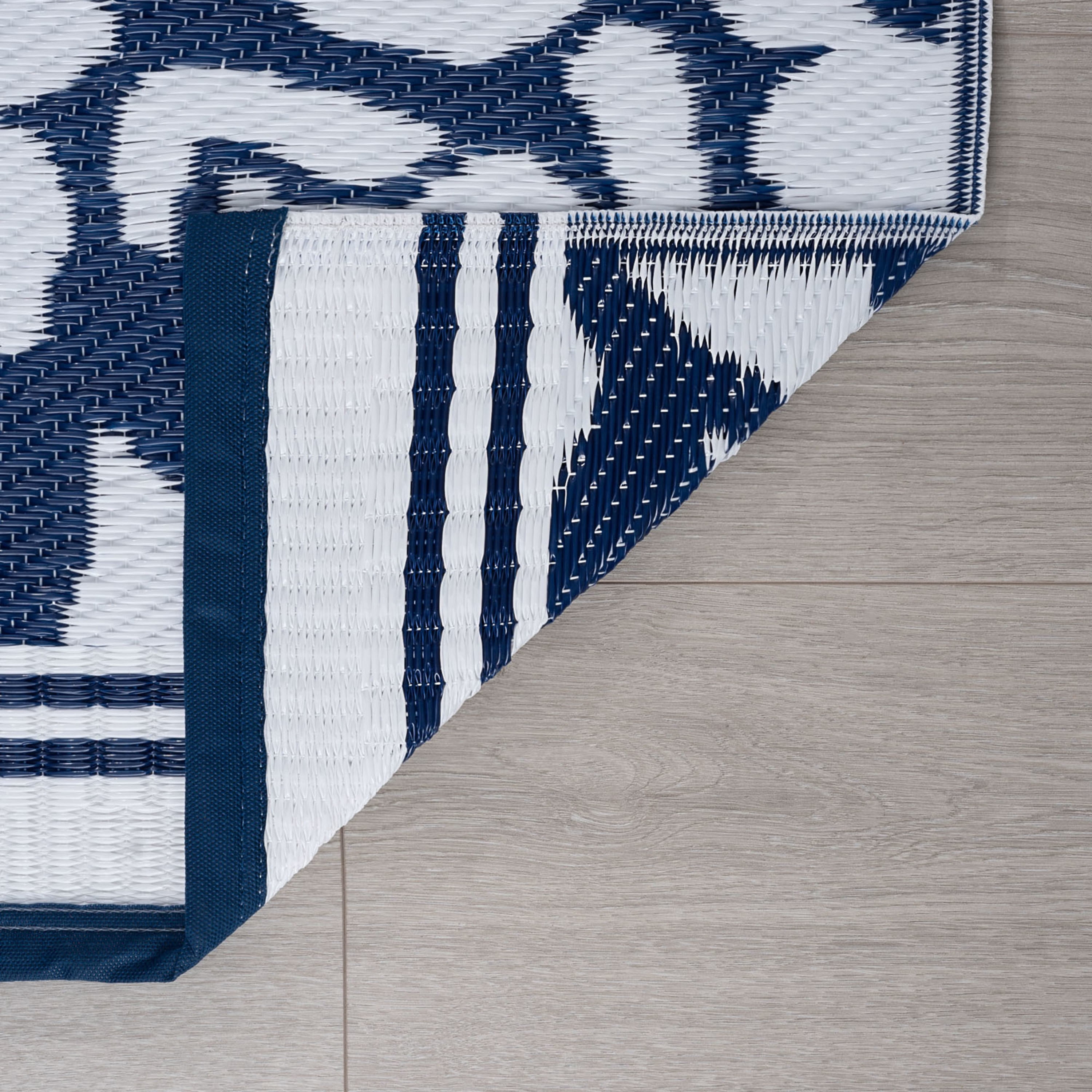 5x7 Reversible Navy and White Polypropylene Outdoor Floral Area Rug