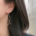thumbnail image 4 of Pendientes de clip para orejas con forma de placa de incienso de mosquitos para mujer, estilo coreano, sencillos, largos, de metal cruzado, sin orificios para las orejas, elegantes y delgados, 4 of 6