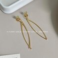 thumbnail image 1 of Pendientes de clip para orejas con forma de placa de incienso de mosquitos para mujer, estilo coreano, sencillos, largos, de metal cruzado, sin orificios para las orejas, elegantes y delgados, 1 of 6